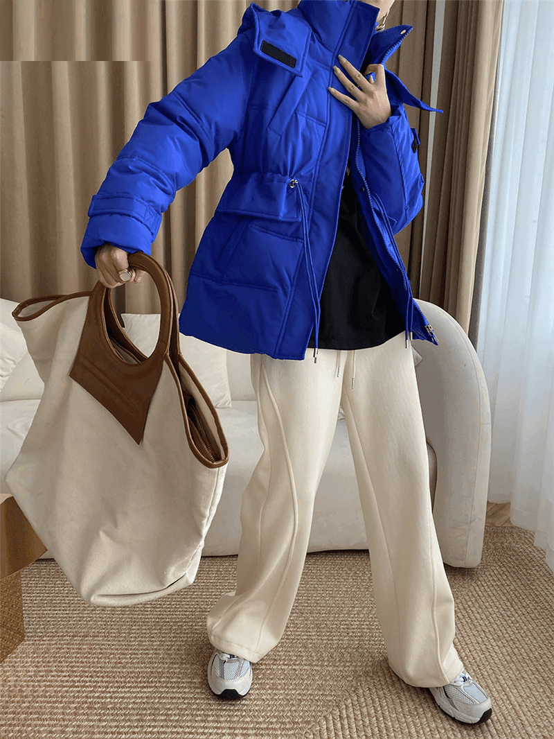 מעיל חורפי מהפנט בגימור גומי במותן להופעה נשית מושכת וללוק מהמם - לה איסלה