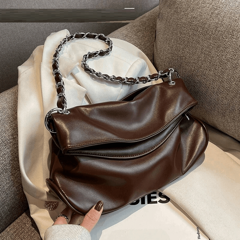 תיק קלאץ מ-ה-מ-ם בגימור שרשרת כסף להופעה של אישה מרהיבה וללוק נשי בולט - לה איסלה