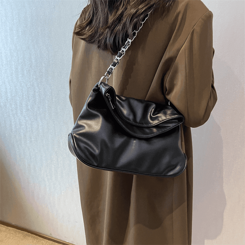 תיק קלאץ מ-ה-מ-ם בגימור שרשרת כסף להופעה של אישה מרהיבה וללוק נשי בולט - לה איסלה