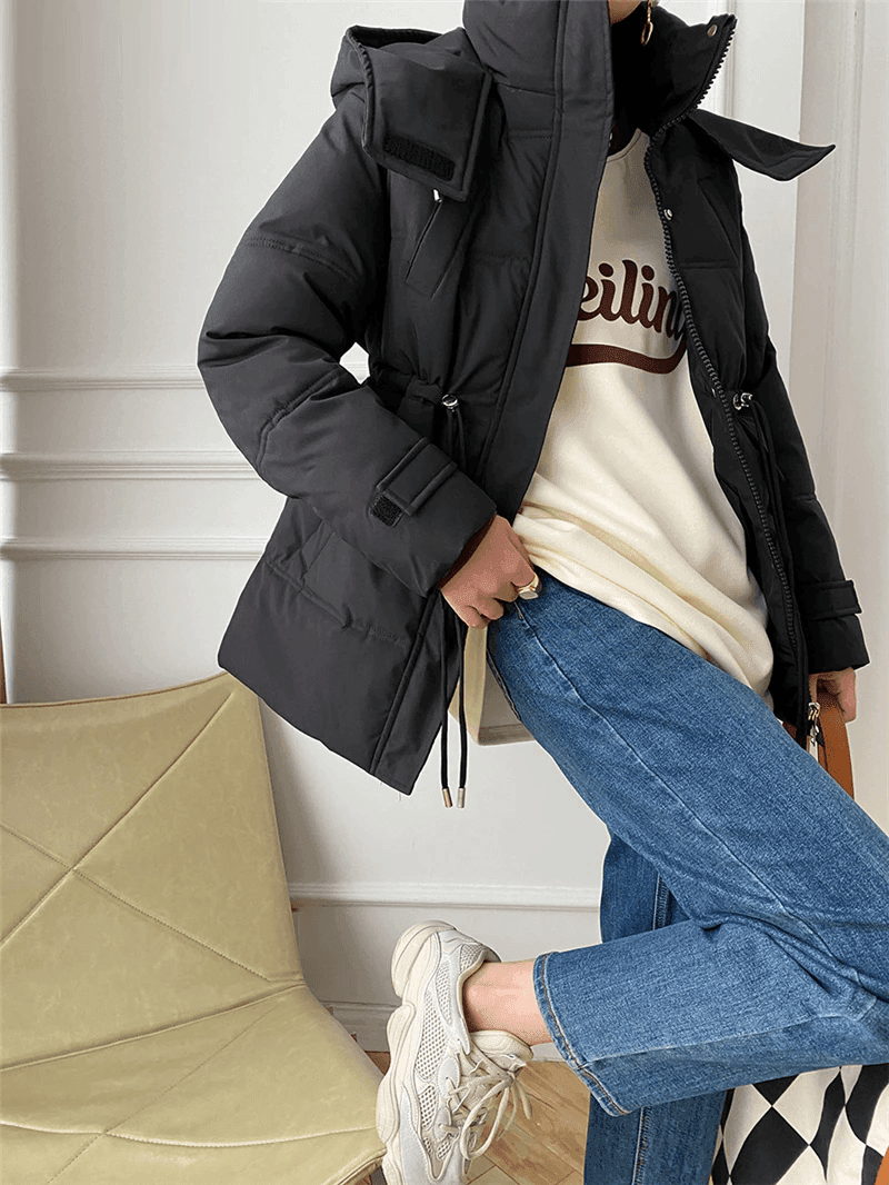 מעיל חורפי מהפנט בגימור גומי במותן להופעה נשית מושכת וללוק מהמם - לה איסלה