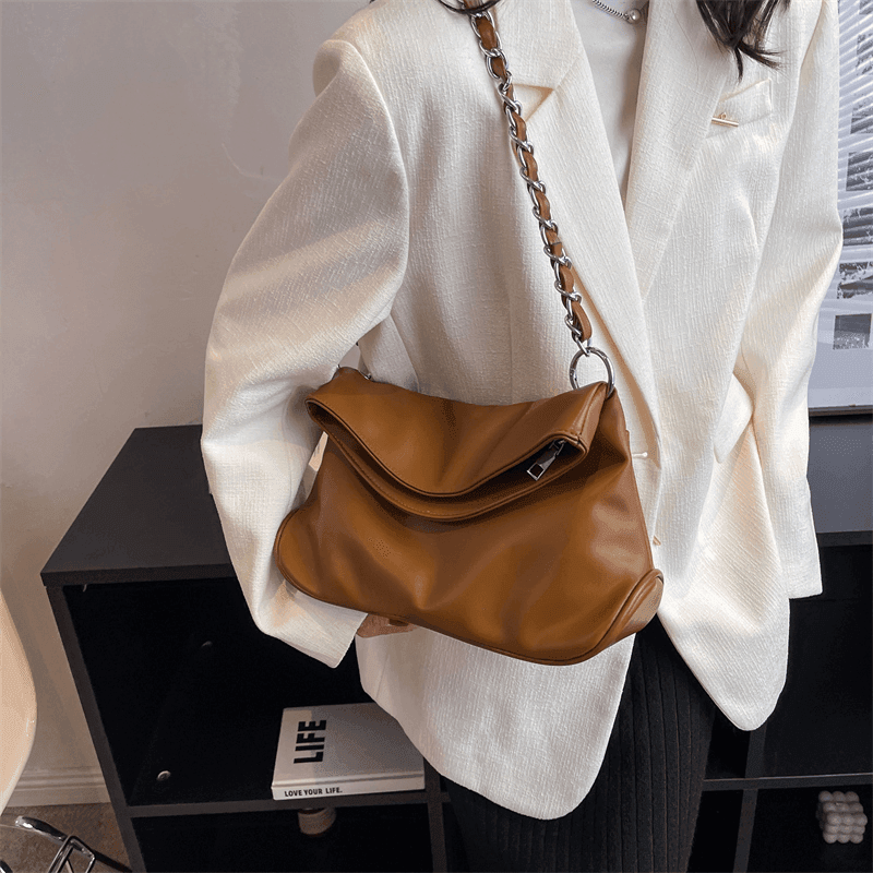 תיק קלאץ מ-ה-מ-ם בגימור שרשרת כסף להופעה של אישה מרהיבה וללוק נשי בולט - לה איסלה