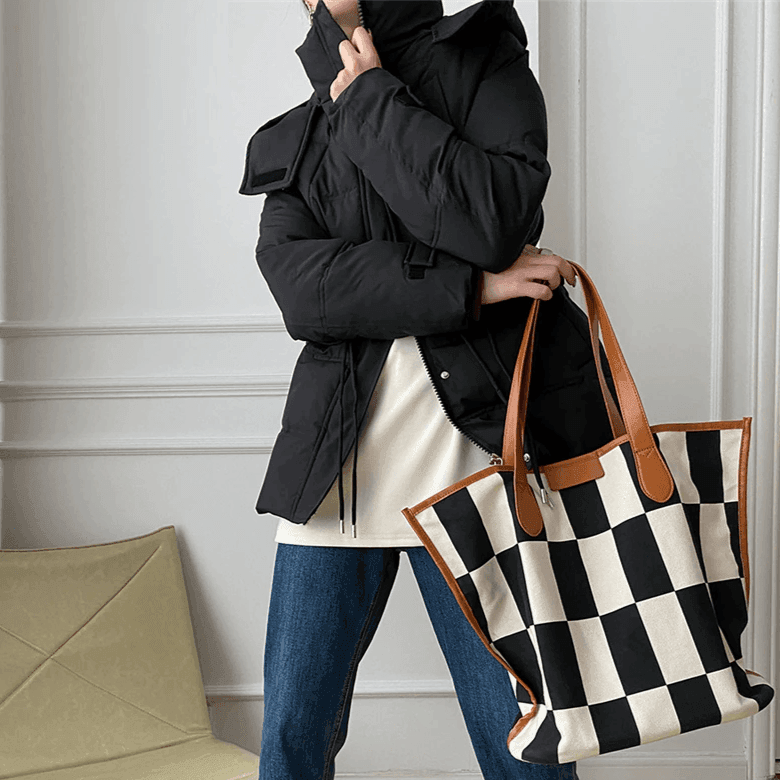 מעיל חורפי מהפנט בגימור גומי במותן להופעה נשית מושכת וללוק מהמם - לה איסלה