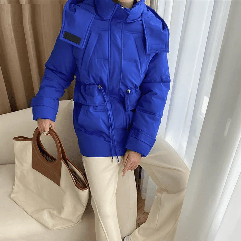 מעיל חורפי מהפנט בגימור גומי במותן להופעה נשית מושכת וללוק מהמם - לה איסלה