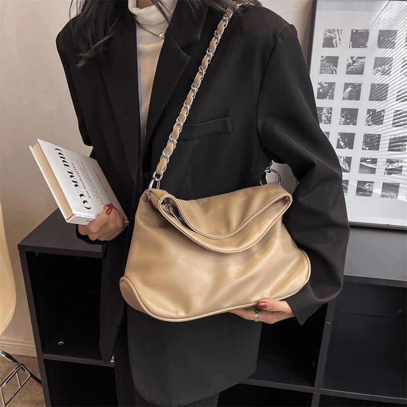 תיק קלאץ מ-ה-מ-ם בגימור שרשרת כסף להופעה של אישה מרהיבה וללוק נשי בולט - לה איסלה