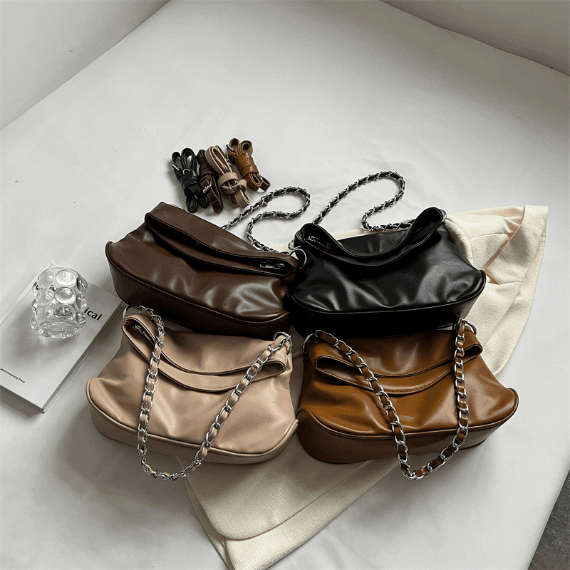 תיק קלאץ מ-ה-מ-ם בגימור שרשרת כסף להופעה של אישה מרהיבה וללוק נשי בולט - לה איסלה