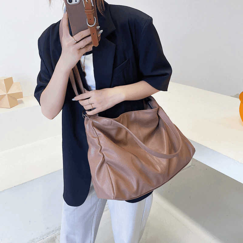 תיק נשים מרהיב מפורטוגל בגיזרת שק המכיל חפצים אישיים ללוק עוצמתי טרנדי - לה איסלה