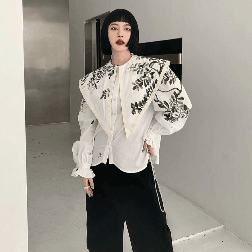 חולצת מעצבת בסגנון אצילי עם רקמה פרחונית מרהיבה ללוק מרשים ומיוחד - לה איסלה