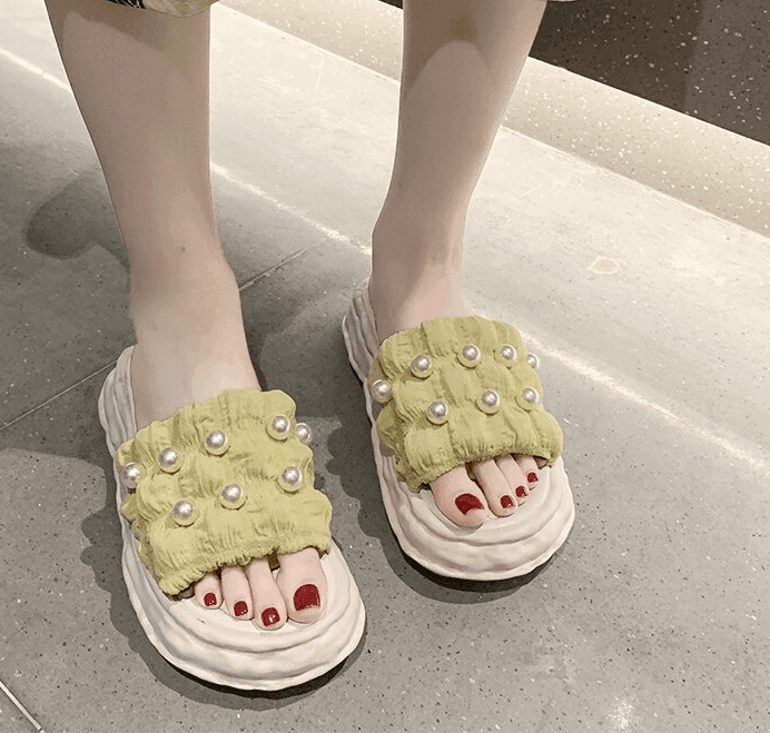 כפכפי פלטפורמה מרהיבות בגיזרה נשית אופנתית בשילוב חרוזי פנינה מושלמים ללוק רותח - לה איסלה