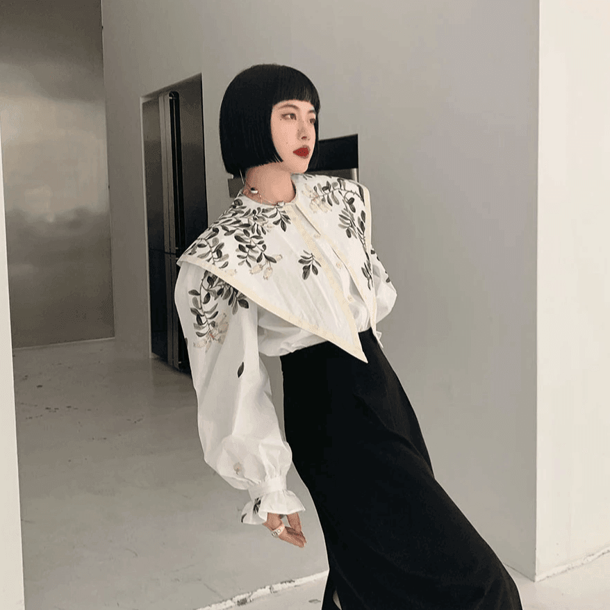 חולצת מעצבת בסגנון אצילי עם רקמה פרחונית מרהיבה ללוק מרשים ומיוחד - לה איסלה