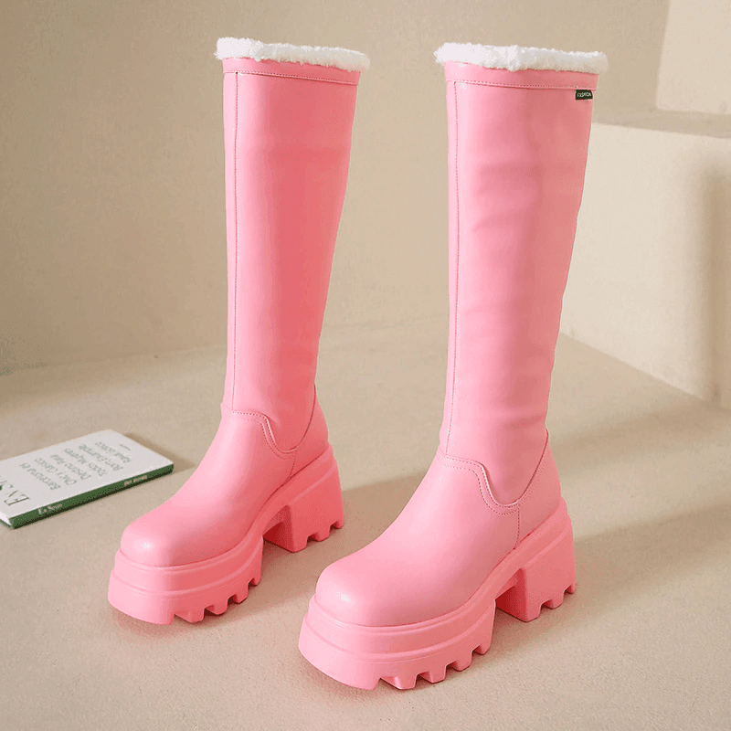 מגף פלטפורמה מרהיב בגימור פרווה פנימית ללוק של אישה טרנדית נוכחת - לה איסלה