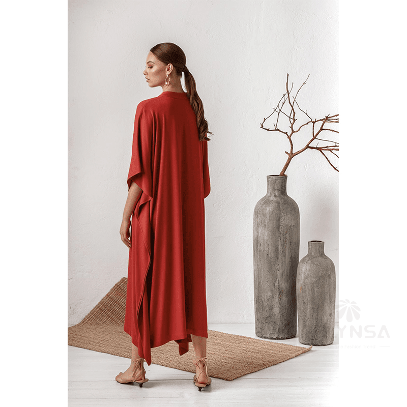 שמלת אוברסייז אסימטרית של מעצב בגיזרה נשית מתנופפת ללוק טרנדי נכון - לה איסלה