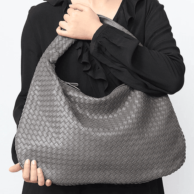 תיק עור מקורי מאיטליה בגימור שק שמחולק לתאים פנימיים ללוק כובש ולהופעה מושלמת - לה איסלה