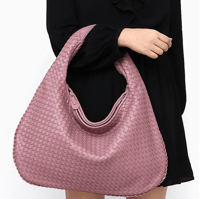 תיק עור מקורי מאיטליה בגימור שק שמחולק לתאים פנימיים ללוק כובש ולהופעה מושלמת - לה איסלה