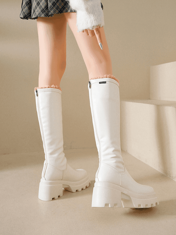 מגף פלטפורמה מרהיב בגימור פרווה פנימית ללוק של אישה טרנדית נוכחת - לה איסלה