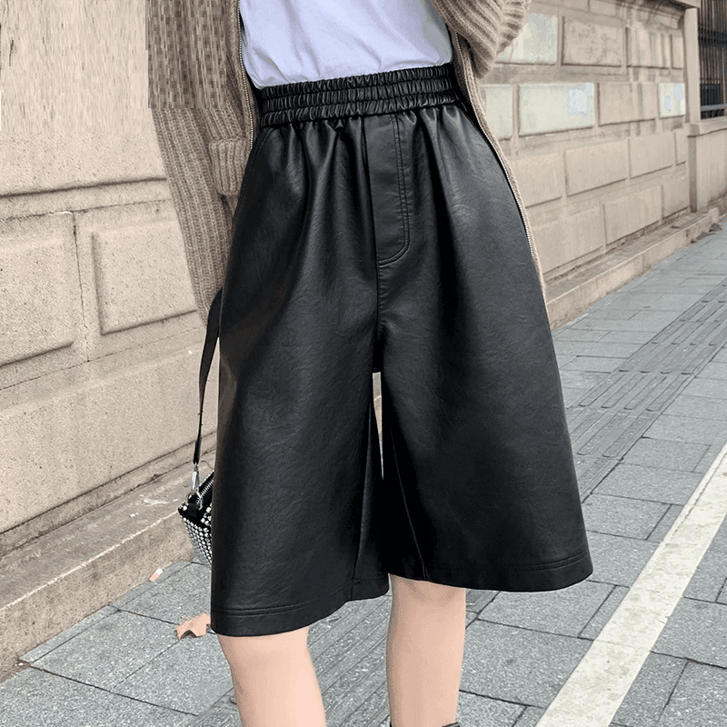 מכנס עור סטרצ'י בגיזרת לוס קצרה ללוק אופנתי מבריק וצעיר - לה איסלה