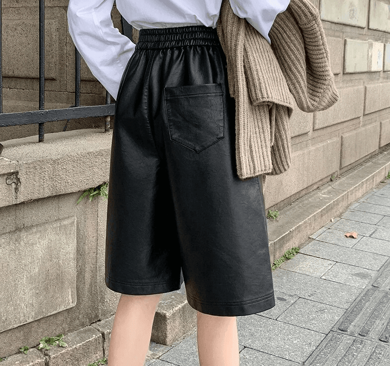 מכנס עור סטרצ'י בגיזרת לוס קצרה ללוק אופנתי מבריק וצעיר - לה איסלה