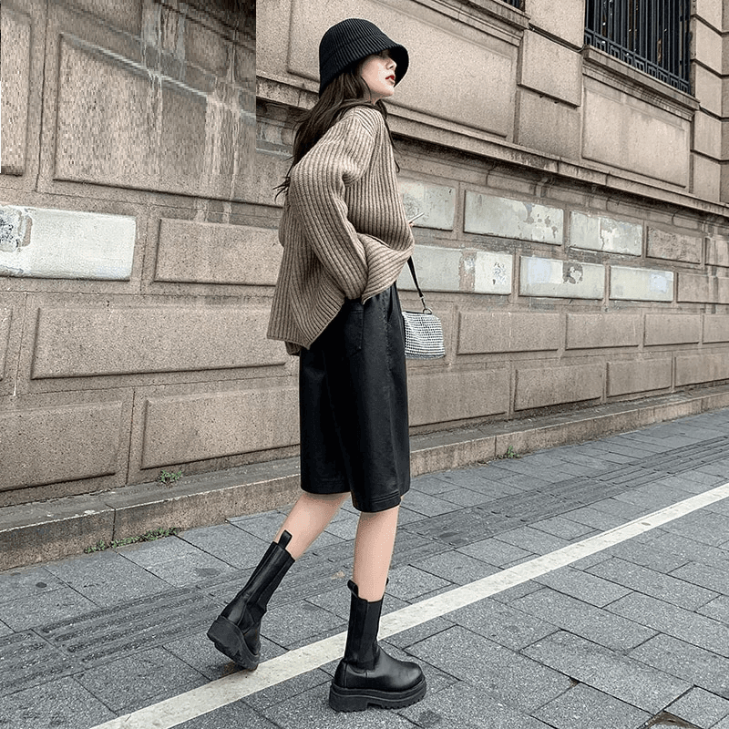 מכנס עור סטרצ'י בגיזרת לוס קצרה ללוק אופנתי מבריק וצעיר - לה איסלה