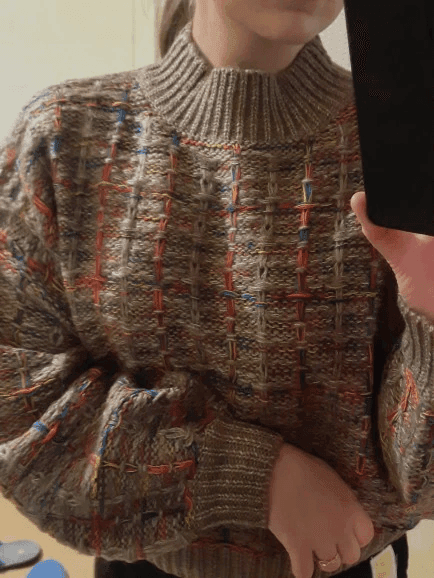 סריג נשי קצר של מעצב בלגי בגיזרה נשית מחמיאה ובצבעוניות פסים רכה ללוק מרהיב - לה איסלה