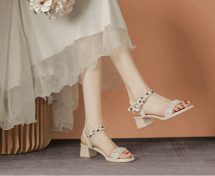 סנדל עדין בסגנון נסיכותי בשילוב רצועת סטאן מנומרת ללוק של אישה טרנדית - לה איסלה
