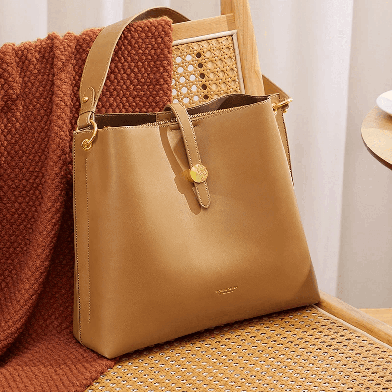 תיק עור יקרתי ומובחר של מעצב פרטי בגיזרת שק אלגנטית להופעה נשית מחשמלת - לה איסלה