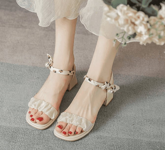 סנדל עדין בסגנון נסיכותי בשילוב רצועת סטאן מנומרת ללוק של אישה טרנדית - לה איסלה