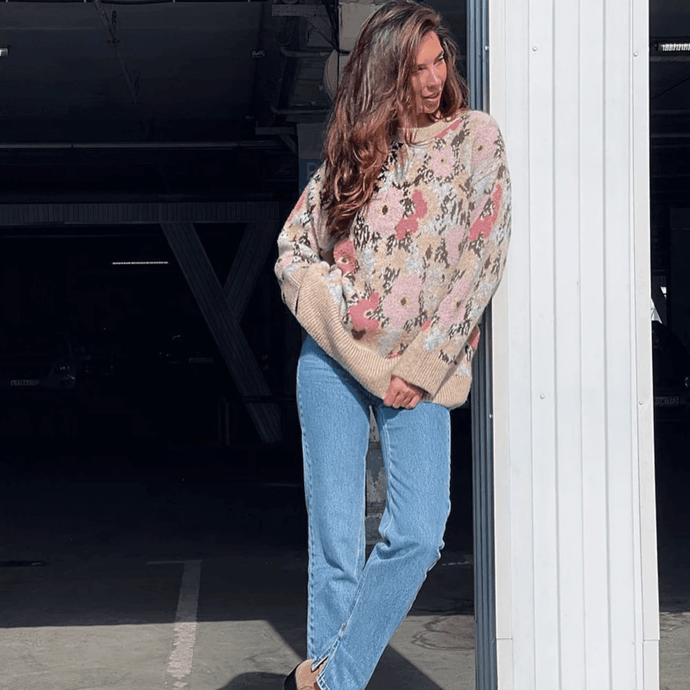 סריג אוברסייז מרהיב בצבעוניות פרחונית אופנתית ללוק נשי כובש משבוע האופנה - לה איסלה