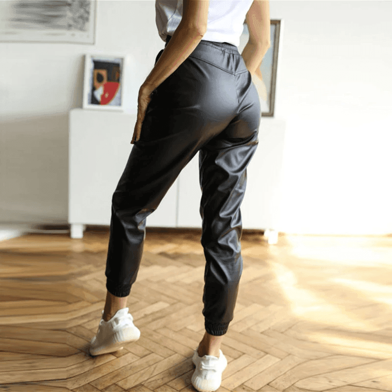 מכנס דמוי עור עם גומי סטרצ'י בגיזרה יפה ומחמיאה להופעה הכי מדליקה שלך - לה איסלה