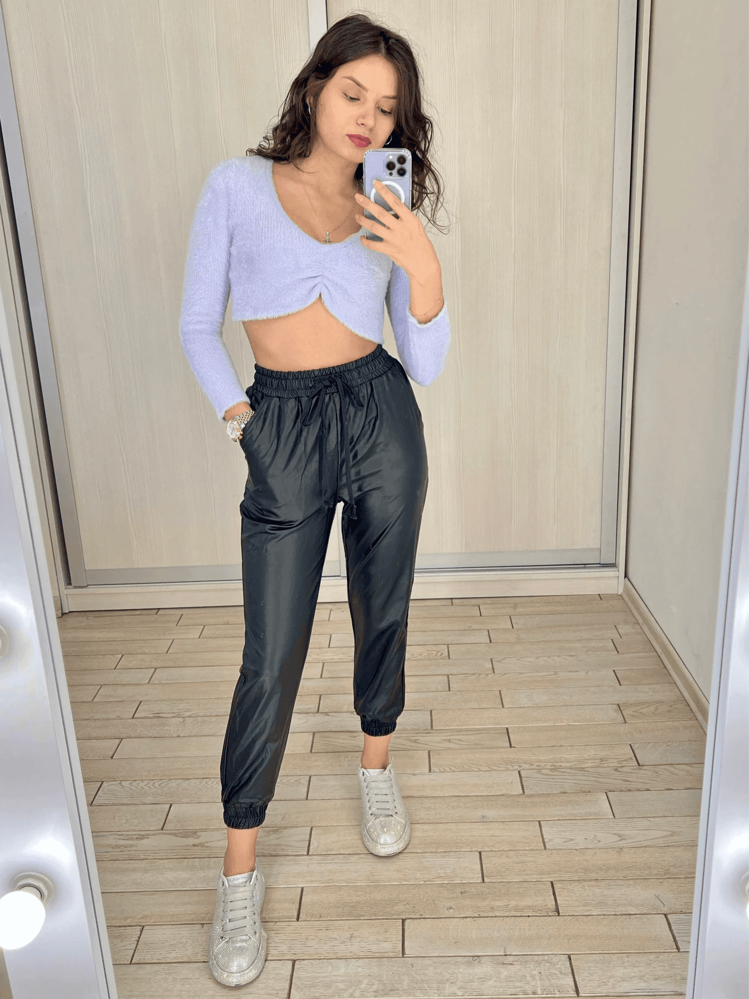 מכנס דמוי עור עם גומי סטרצ'י בגיזרה יפה ומחמיאה להופעה הכי מדליקה שלך - לה איסלה