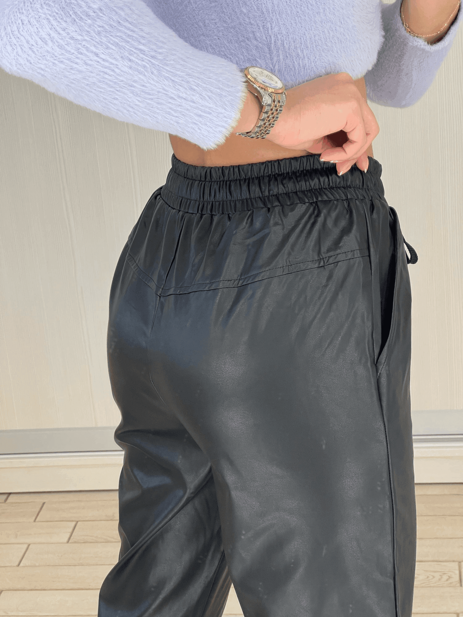 מכנס דמוי עור עם גומי סטרצ'י בגיזרה יפה ומחמיאה להופעה הכי מדליקה שלך - לה איסלה