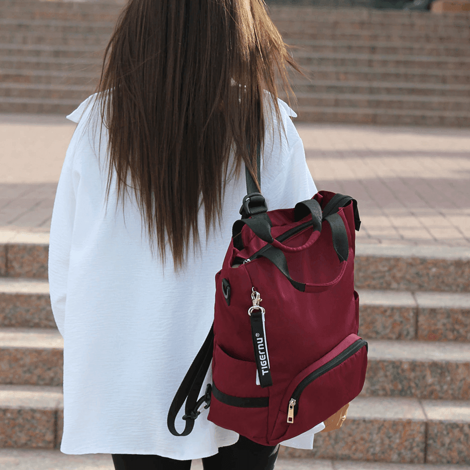 תיק רק תכליתי בגימור עמיד למים ובחלוקת פטנט של תאים להופעה נשית מנצחת - לה איסלה