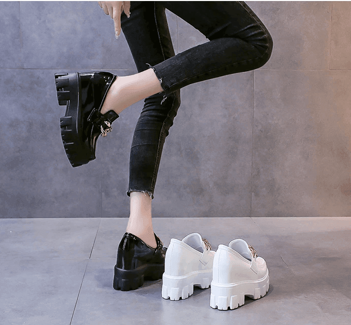 מוקסין פלטפורמה מהפנט באיתום רחב ונוח ובשילוב רצועת צמה מזהב ללוק נשי נוכח - לה איסלה