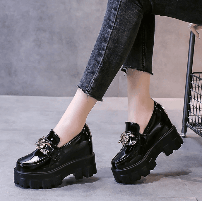 מוקסין פלטפורמה מהפנט באיתום רחב ונוח ובשילוב רצועת צמה מזהב ללוק נשי נוכח - לה איסלה