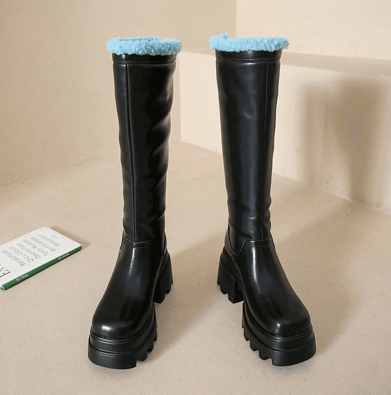 מגף פלטפורמה מרהיב בגימור פרווה פנימית ללוק של אישה טרנדית נוכחת - לה איסלה