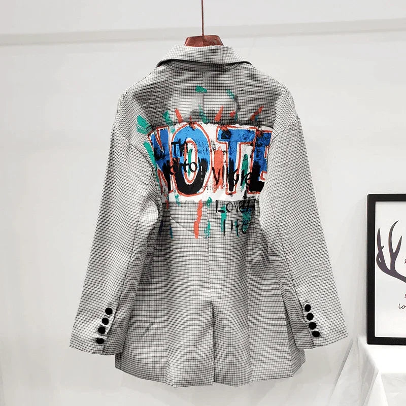 ג'קט מחוייט בגיזרה משרדית ומחמיאה בשילוב גרפיטי טרנדי ללוק היפסטרי מושקע - לה איסלה