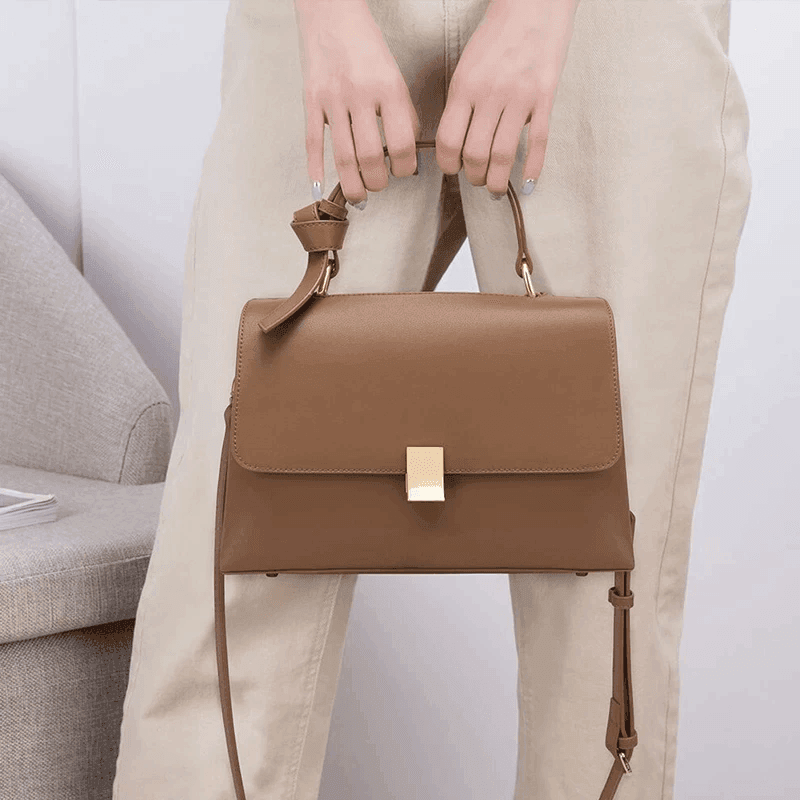 תיק עור של מעצב מאיטליה בגימור נשי משובח להופעה של אישה אלגנטית ונבונה - לה איסלה