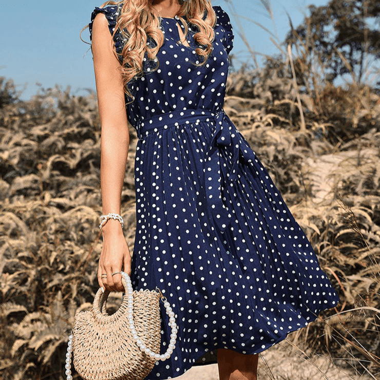 שמלת נקודות קלאסית בגיזרה נשית מחמיאה ללוק מהפנט של מישהי שקולעת למטרה - לה איסלה