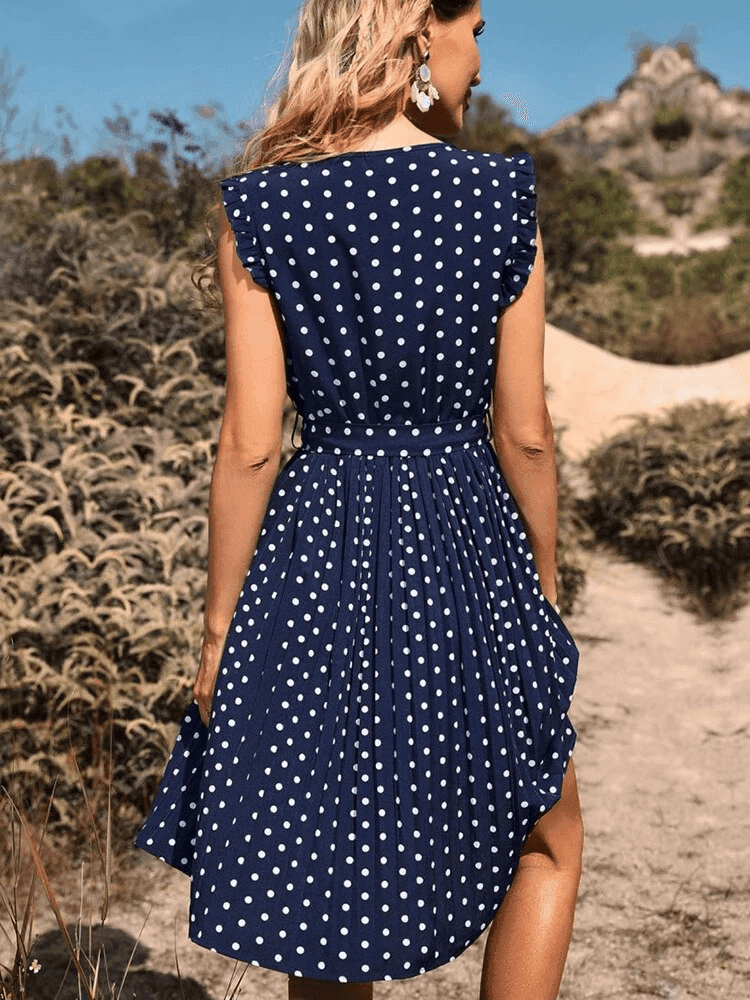 שמלת נקודות קלאסית בגיזרה נשית מחמיאה ללוק מהפנט של מישהי שקולעת למטרה - לה איסלה