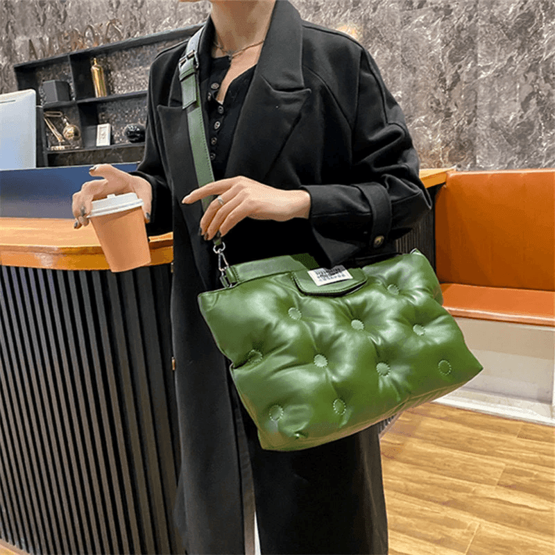 תיק פוף מהמפנט של מעצב איטלקי בגימור נשי חתיכי להופעה מיוחדת - לה איסלה