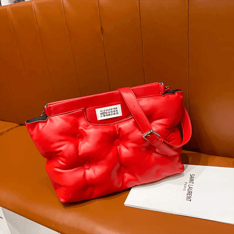 תיק פוף מהמפנט של מעצב איטלקי בגימור נשי חתיכי להופעה מיוחדת - לה איסלה