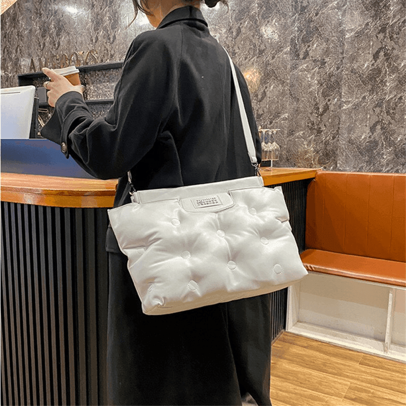 תיק פוף מהמפנט של מעצב איטלקי בגימור נשי חתיכי להופעה מיוחדת - לה איסלה