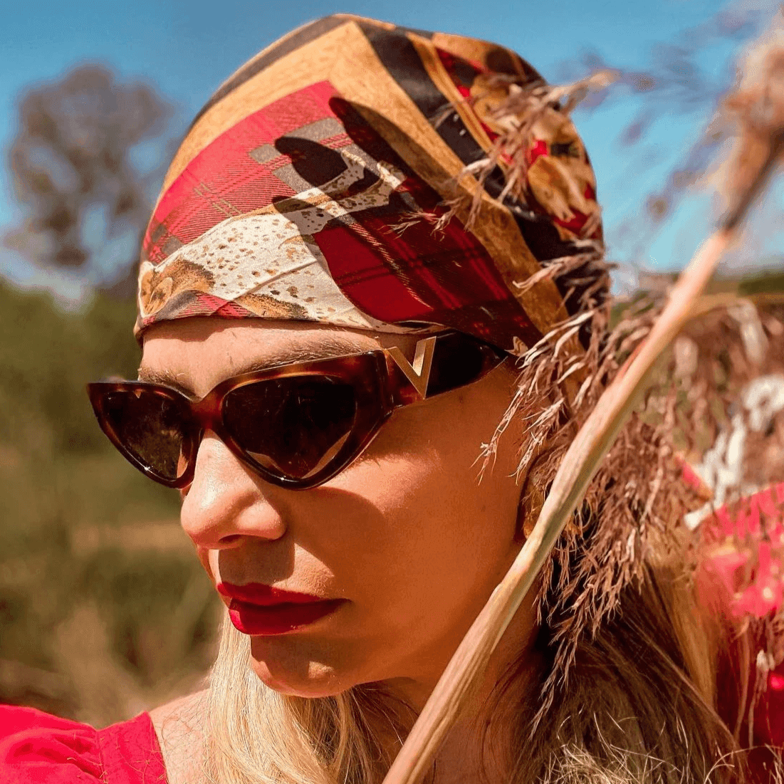 משקפי שמש ייחודיות בגימור וי מושלם להופעה נשית מדוייקת שמשלימה לך את הלוק - לה איסלה