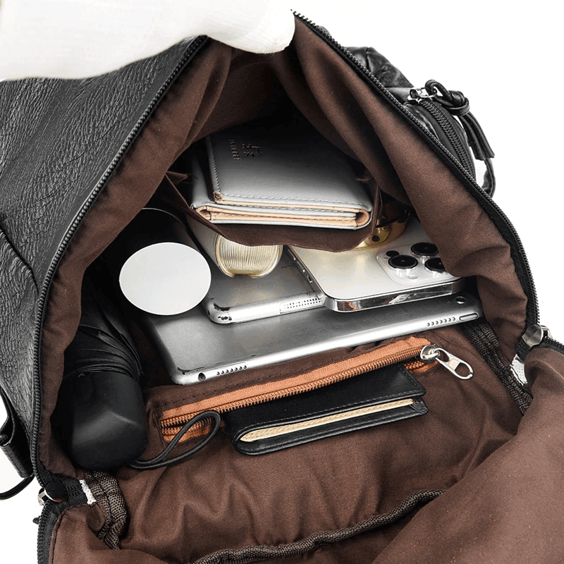 תיק גב מושלם מאיטליה בגימור ניטים היפסטרי להופעה נשית כובשת וללוק מהמם - לה איסלה