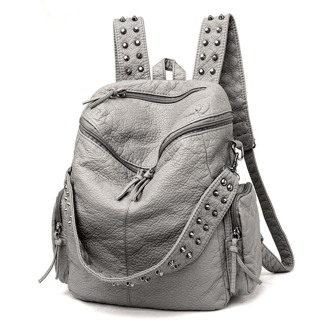 תיק גב מושלם מאיטליה בגימור ניטים היפסטרי להופעה נשית כובשת וללוק מהמם - לה איסלה