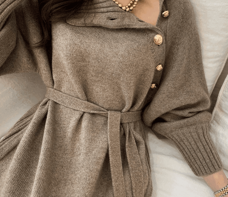 שמלת סריג מושלמת בגיזרת כפתורי זהב מלוכסנים בסיגנון אופנתי מושלם ללוק חמים - לה איסלה