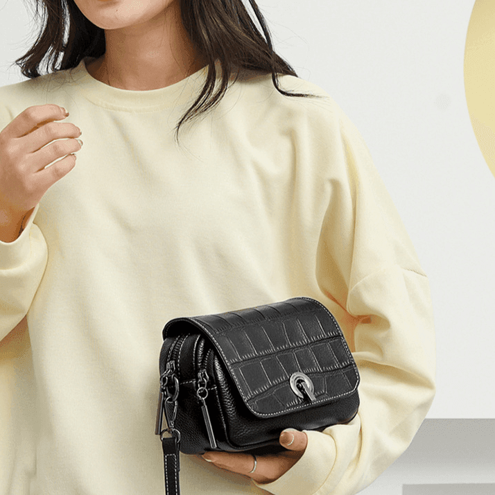 תיק צד מעור מקורי ממילאנו ללוק של אישה שרוצה לתת טאץ' מושלם - לה איסלה