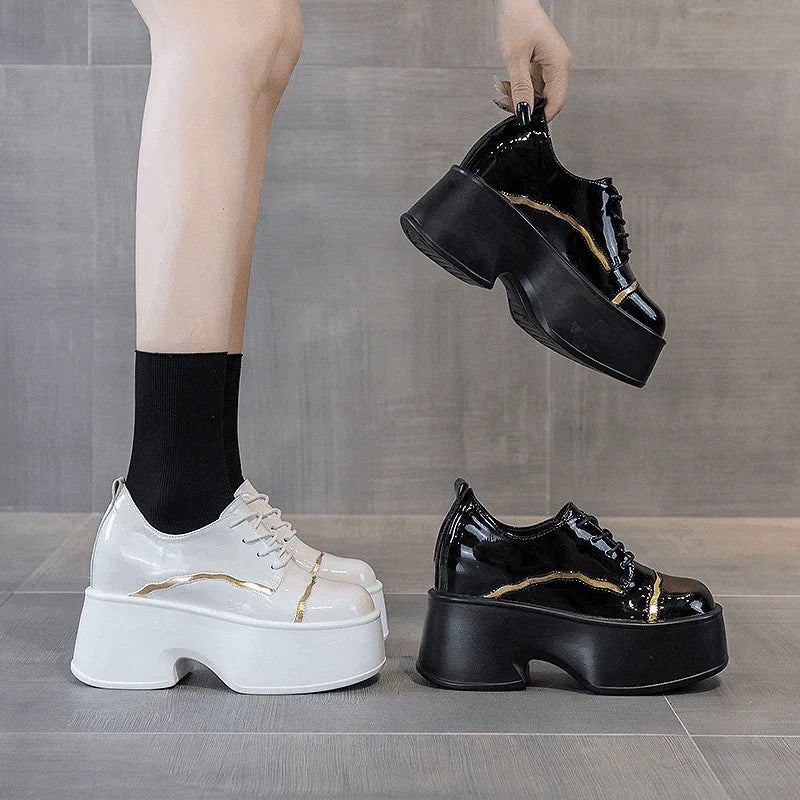 נעל פלטפורמה מספרד בגימור שנותן אפקט פנימי גבוה להופעה של אישה ארוכה ונשית - לה איסלה