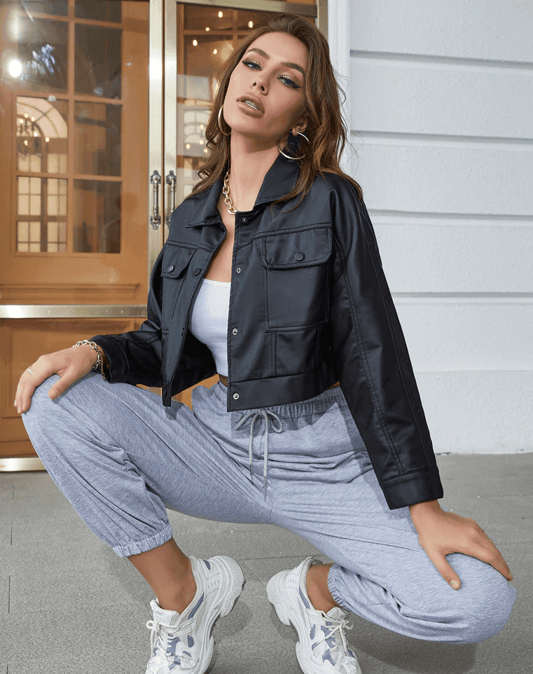 מעיל עור חתיכי וקצר ללוק נשי לא מתאמץ להופעה של אישה שרוצה לשרוף את המסלול - לה איסלה