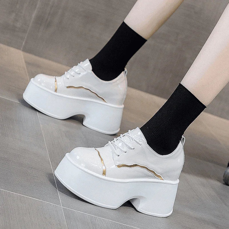 נעל פלטפורמה מספרד בגימור שנותן אפקט פנימי גבוה להופעה של אישה ארוכה ונשית - לה איסלה