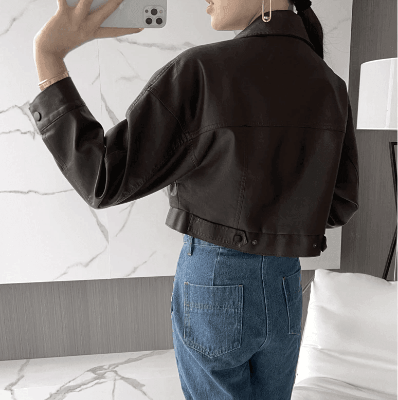 מעיל עור חתיכי וקצר ללוק נשי לא מתאמץ להופעה של אישה שרוצה לשרוף את המסלול - לה איסלה