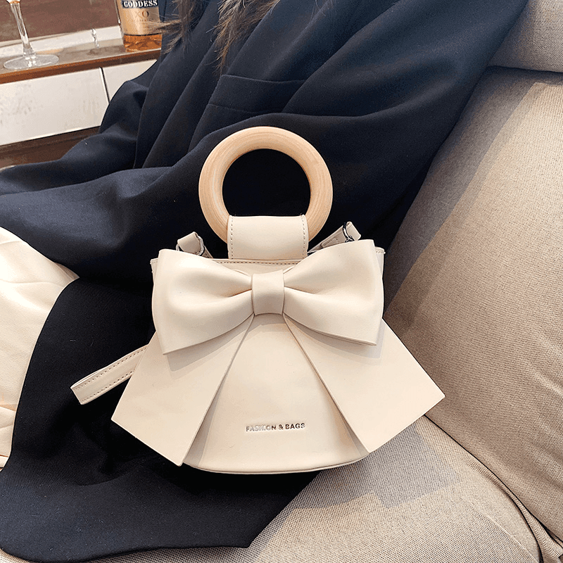 תיק קטן ליציאות ובילויים בגימור פפיון של מעצב להופעה נשית אופנתית וללוק טרנדי - לה איסלה